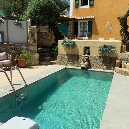 Pensión Ochre - Rustic Retreat