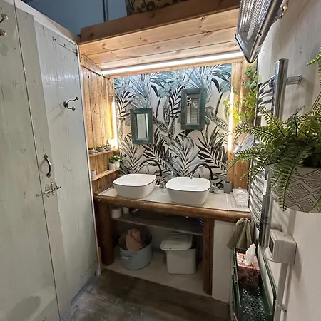 Ochre - Rustic Retreat 4*