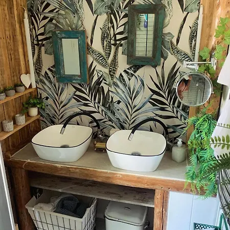 Ochre - Rustic Retreat 4*
