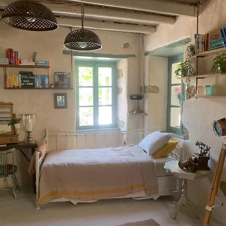 Pensión Ochre - Rustic Retreat